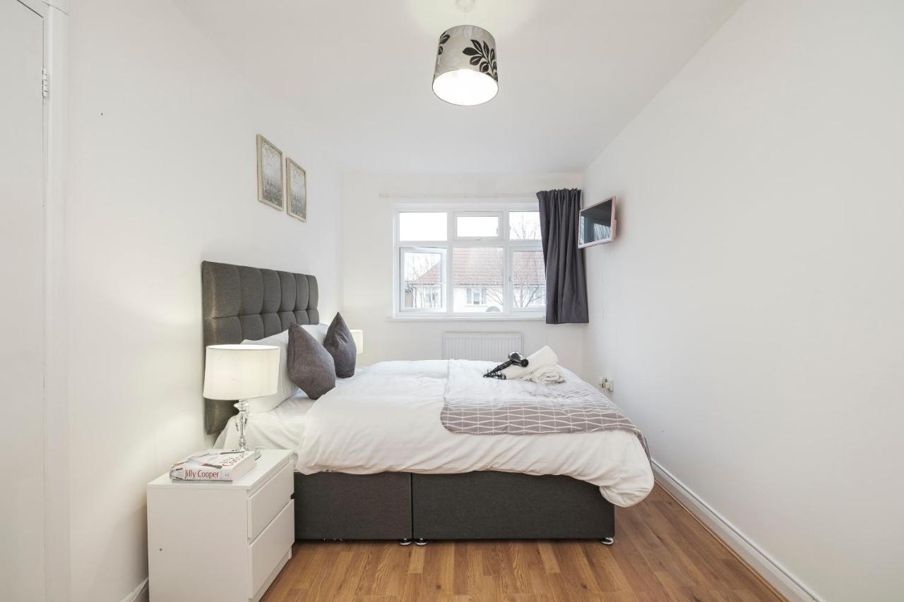 Spacious 3 Bed 1 Bath Hse W Guest Toilet W Parking Near Excel - E16 Londra Esterno foto