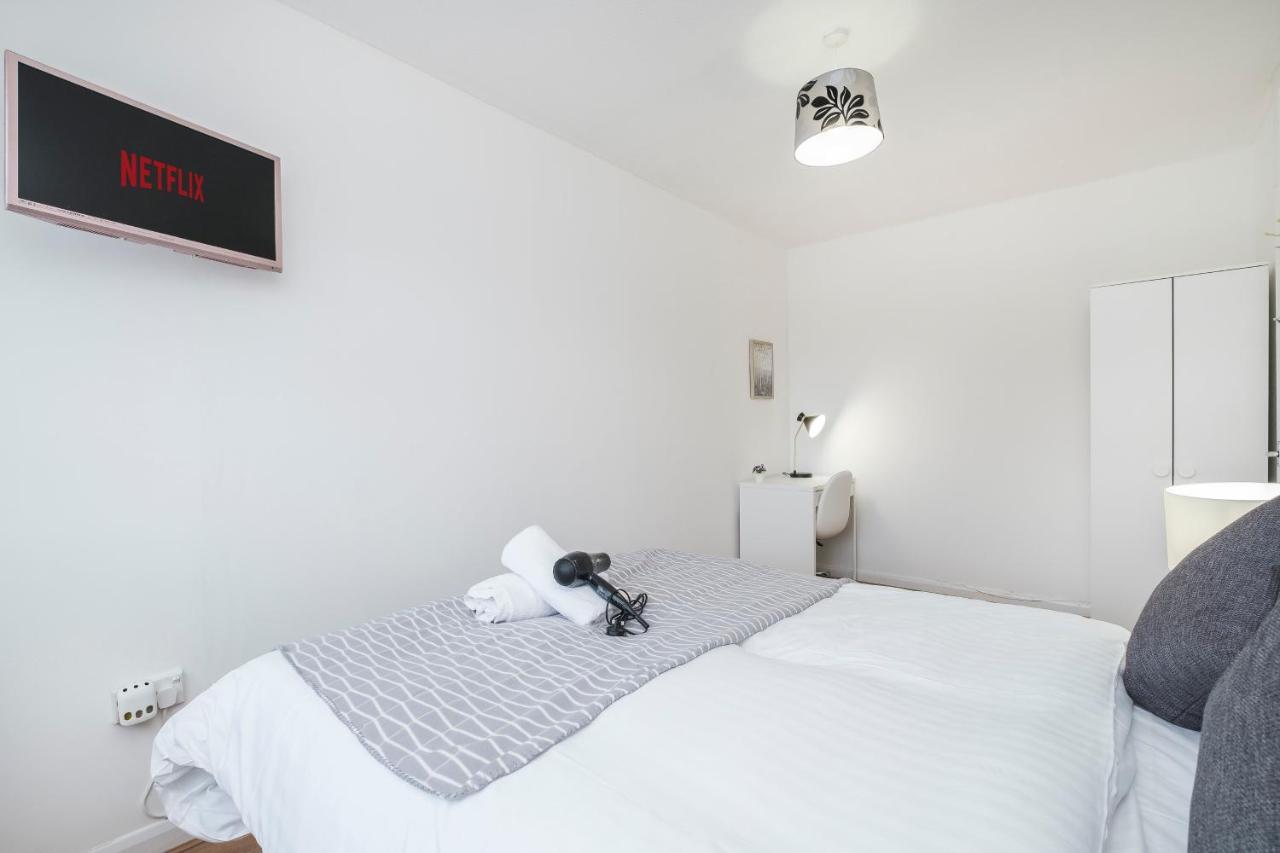 Spacious 3 Bed 1 Bath Hse W Guest Toilet W Parking Near Excel - E16 Londra Esterno foto