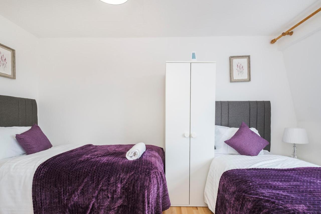 Spacious 3 Bed 1 Bath Hse W Guest Toilet W Parking Near Excel - E16 Londra Esterno foto