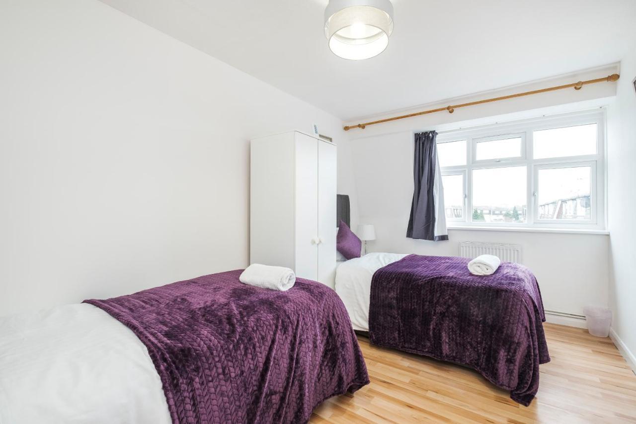 Spacious 3 Bed 1 Bath Hse W Guest Toilet W Parking Near Excel - E16 Londra Esterno foto