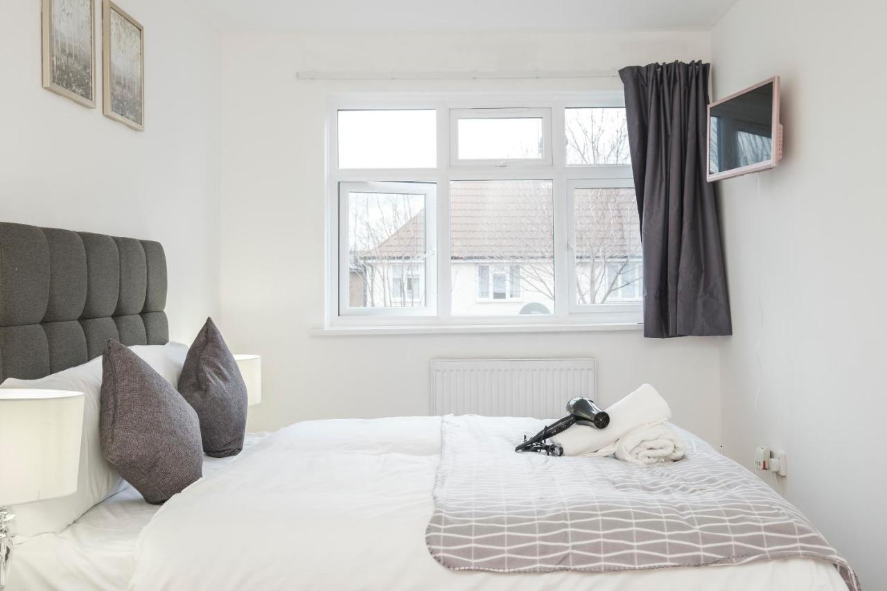 Spacious 3 Bed 1 Bath Hse W Guest Toilet W Parking Near Excel - E16 Londra Esterno foto
