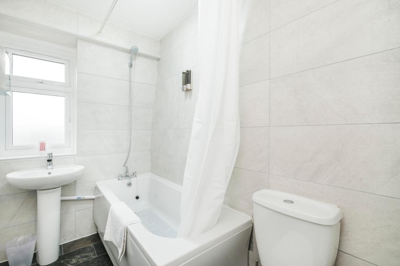 Spacious 3 Bed 1 Bath Hse W Guest Toilet W Parking Near Excel - E16 Londra Esterno foto